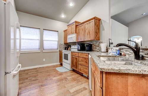 Richland House | King Bed, Amazing Views, Yard & Garage 3/2 #681