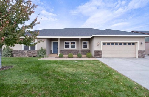 Richland House | King Bed, Amazing Views, Yard & Garage 3/2 #681