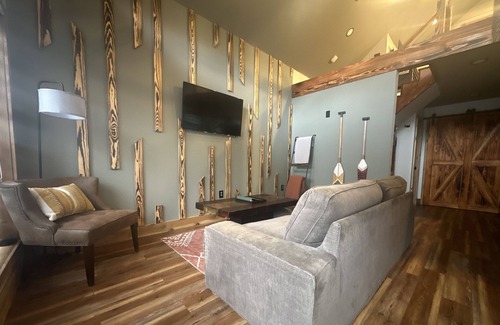 San Augustine Cabin | KING BED! Private trails! Cabin 12 acres! Firepit!