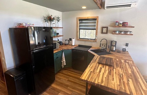 San Augustine Cabin | KING BED! Private trails! Cabin 12 acres! Firepit!