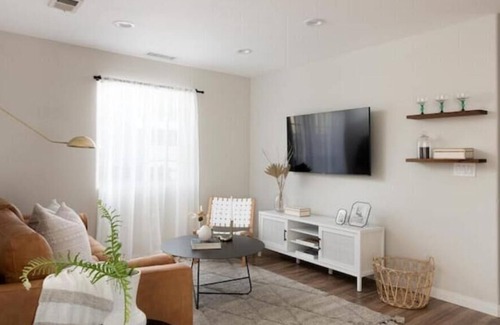 Logan Heights House | 🌵King Bed|Queen bed|Full Kitchen|W&D|1.5Bath| 🌵