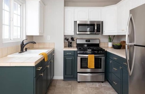 Logan Heights House | 🌵King Bed|Queen bed|Full Kitchen|W&D|1.5Bath| 🌵