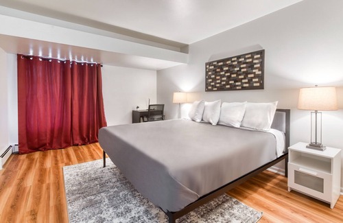 Racine Apartment | KING BED☆Remote Workspace☆FAST WIFI☆Garage Parking