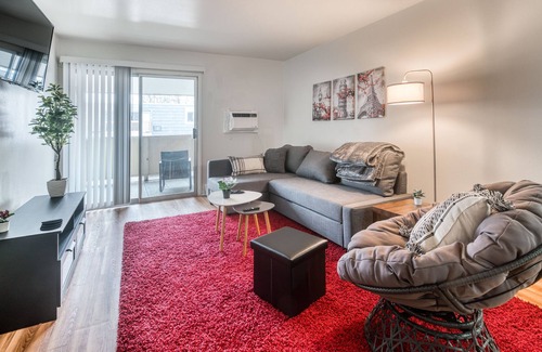 Racine Apartment | KING BED☆Remote Workspace☆FAST WIFI☆Garage Parking