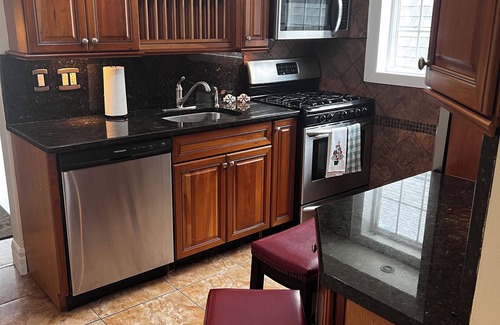 Irving Park Apartment | King Bed! Sleeps 8, WiFi, AC in vibrant Chicago one car garage parking