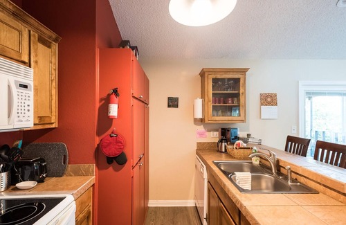 Barton Hills Condo | King bed, view, patio, .33 miles to Barton Springs/Zilker Park, @2 miles to DT!