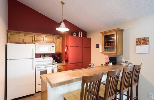 Barton Hills Condo | King bed, view, patio, .33 miles to Barton Springs/Zilker Park, @2 miles to DT!