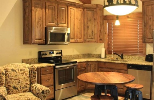 Afton Apartment | King Beds Townhomes On The Green