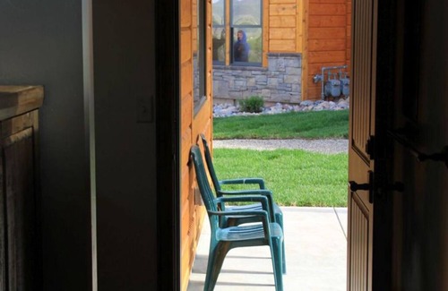 Afton Apartment | King Beds Townhomes On The Green