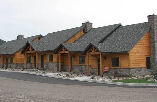 Afton Apartment | King Beds Townhomes On The Green