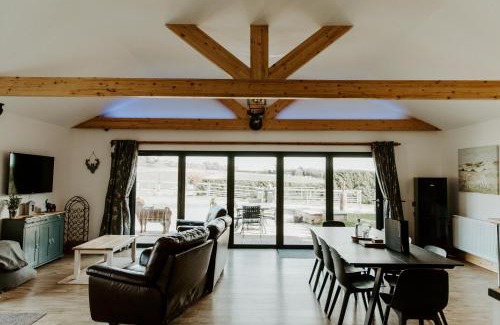 Newark upon Trent House | King Richard's Luxury Lodge - Sleeps up to 8, Dog Friendly, Near Sherwood Forest at Fairview Farm in Nottingham set in 88 acres and great for Groups, Family Gatherings & Corporate events