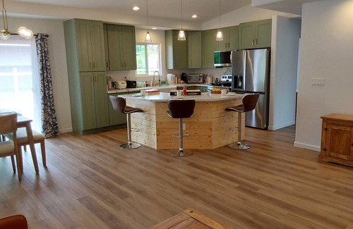 Ainaloa House | King size Bedroom for Vacation/Delightful house with WiFi in charming Pāhoa