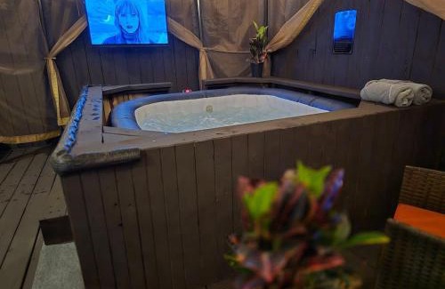 Woodlake - Briar Meadow House | King Suite Retreat Jacuzzi Private Deck 3BR