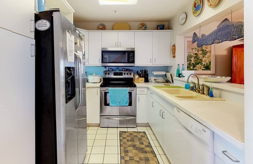 Fenwick Island House | Kings Grant Home Between Ocean & Bay w/Shared Pool, WD, WiFi - Bright and Cheerful