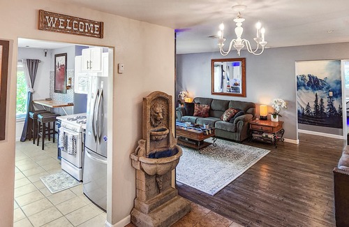 Glenwood Springs Condo | Kings & Queens Autumn Oasis· 2 Kings + 2 Queen Sofas · Mtn Views-Near Glenwood