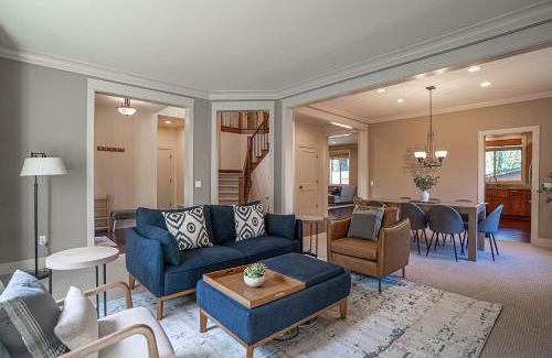 South Juanita House | Kirkland's Expansive Custom-Built Family Haven Near Juanita