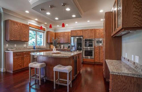 South Juanita House | Kirkland's Expansive Custom-Built Family Haven Near Juanita
