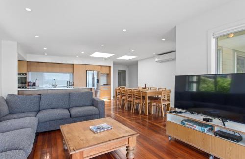Ohope House | Kohi Point - Ohope Beachfront Holiday Home