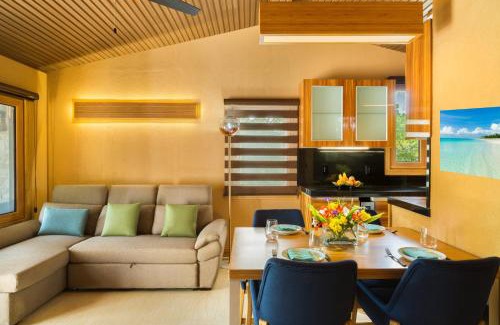 Venetian Road Settlement House | Kokomo Ultra-lux King - King Cottage