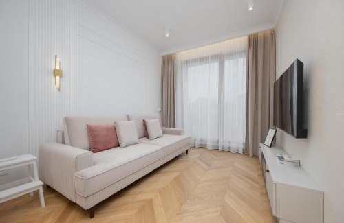 Wola Apartment | Kolejowa by Solarento