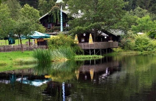 Kirchdorf im Wald Apartment | Komfortable und Ebenerdige Ferienwohnung mit Liegewiese