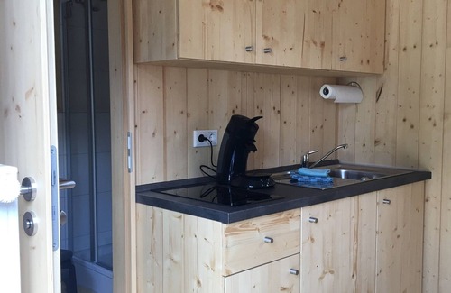 Aue Apartment | Komfortabler und geräumiger Schäferwagen mit Strom- und Heitznetzanschluss sowie einer Miniküche