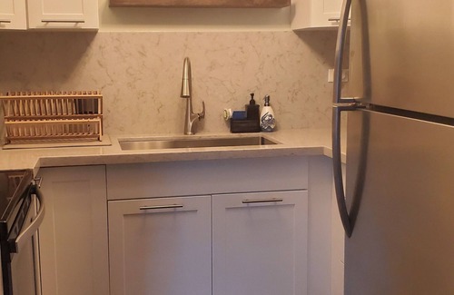 Historic Kailua Village Hotel | Kona Rose's Hideaway is at Kona Plaza, a step from Alii Drive. No Cleaning Fee!