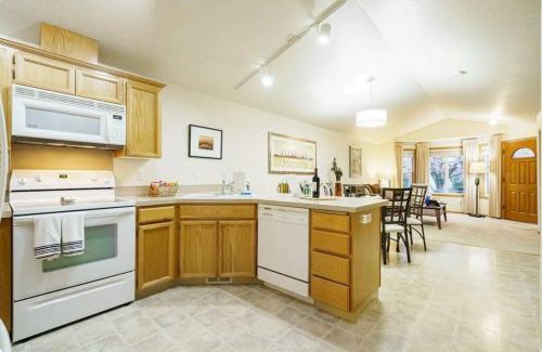 Vancouver House | Kozy Condo-Near PDX-EZFwyAccess-Fast Wi-Fi