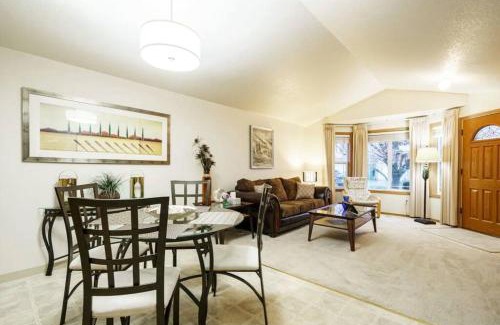 Vancouver House | Kozy Condo-Near PDX-EZFwyAccess-Fast Wi-Fi