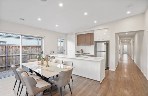 Greenvale House | KozyGuru | Greenvale | 5 Bedroom Holiday Home