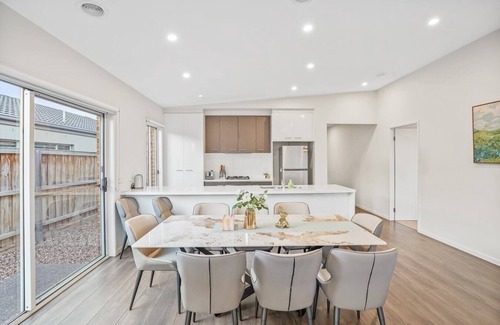 Greenvale House | KozyGuru | Greenvale | 5 Bedroom Holiday Home