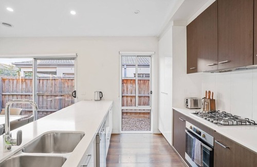 Greenvale House | KozyGuru | Greenvale | 5 Bedroom Holiday Home