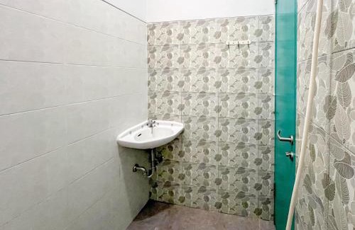 Jombang Hotel | Kusuma Guest House Jombang RedPartner near Station Jombang