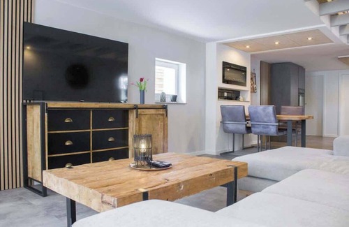 Luegde House | Lüttjet Huus Summary: