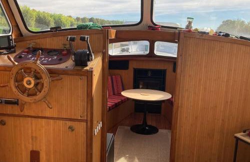 Tanlay Boat Rental | L'Amazone - bateau à quai sur le canal de bourgogne