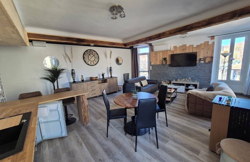 Laragne-Monteglin Apartment | L'Appart - 1 bedroom - Shower/Hammam - Pellet stove. Ideally located