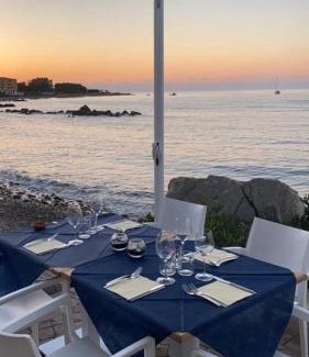 Marina di Caronia Apartment | L’attico del capitano: loft con terazza sul mare