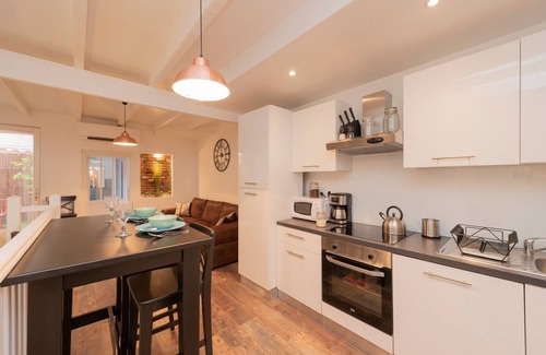 Saint - Aubin - Dupuy Apartment | L'Aubuisson - Appt climatisé avec terrasse privée