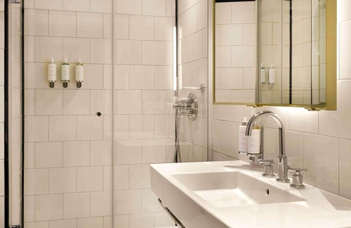 Quartier de la Porte-Saint-Denis Hotel | l'Echiquier Opéra Hotel Paris - MGallery Collection