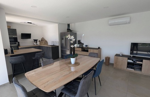 Ensues-la-Redonne Villa | L'Escapade beautiful 90m2 villa renovated in 2024, air-conditioned, waterfront.