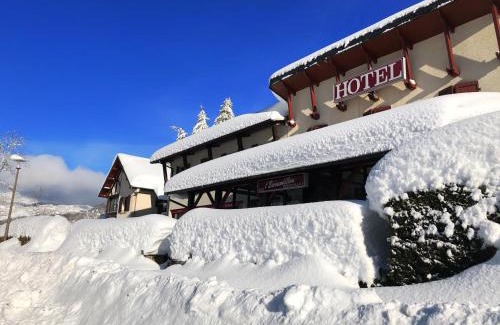 Saint-Jacques-des-Blats Hotel | L'Escoundillou