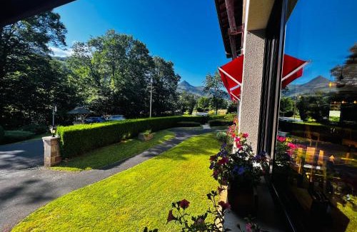 Saint-Jacques-des-Blats Hotel | L'Escoundillou