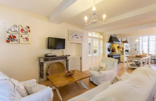 Olonzac Villa | L'Oustal Des Fleurs - Four Bedroom Villa, Sleeps 8