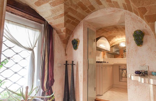 Fermo House | La Bottega di Giacomino, 2 bedrooms, central apartment for art lovers with airco