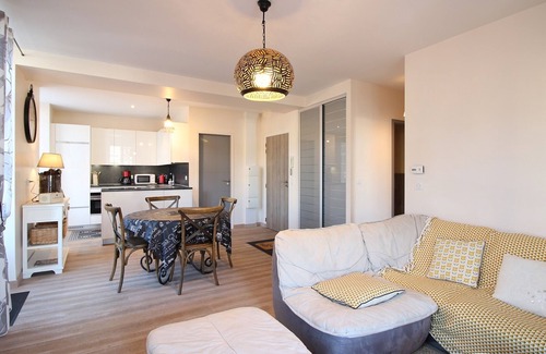 La Bourboule Apartment | La Bourboule: Elegant 2-Bedroom Apartment with Balcony, Parking, and Wi-Fi