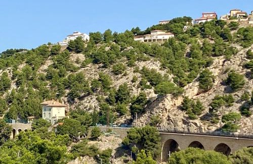 Ensues-la-Redonne Apartment | La Casa Calanquaise - Mer à 250m accessible à pied - T2 Spacieux indépendant - Terrasse Ombragée