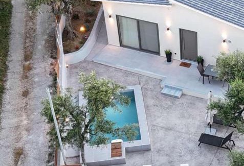 Agia Marina House | La casa di Bei-peaceful and secluded retreat with private pool- By Villa Mana Gers