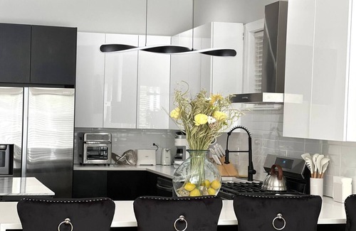 Woodlawn Apartment | La Casa Negra Chicago, Beautiful 3 Bed 2 Bath near Lake in Chicago