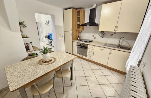 Jesi Apartment | [La Casetta] Bilocale Centrale con Terrazza Parcheggio Gratuito Wifi PS4 Minipc