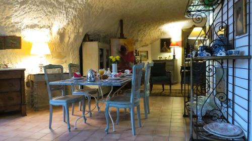 Troo Bed & Breakfast | La cave de l'éperon